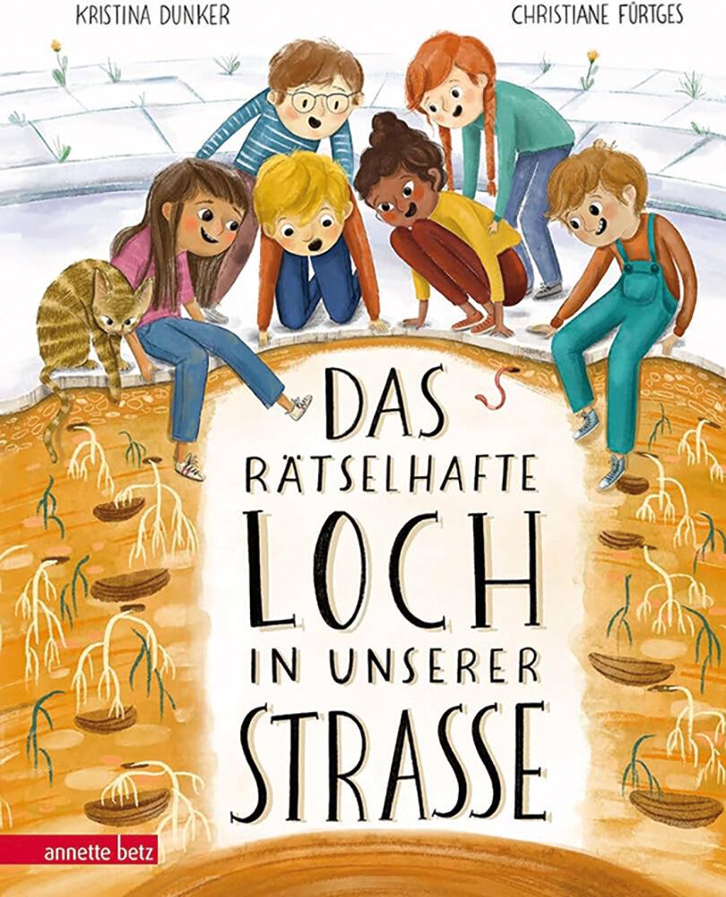 Titel des Buches Das rätselhafte Loch in unserer Straße, Illustration: 6 Kinder und eine Katze gucken in ein Loch