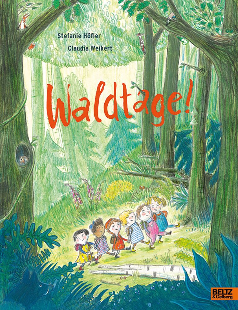 Buntstiftzeichnung, sechs Kinder stehen im Wald, umringt von Bäumen