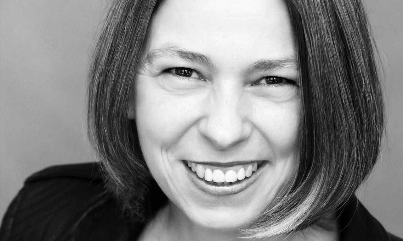 Claudia Berlinger lacht schwarz weiß