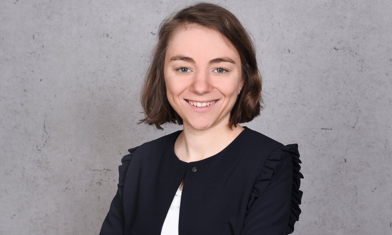 Imke Stropp vor grauer Wand