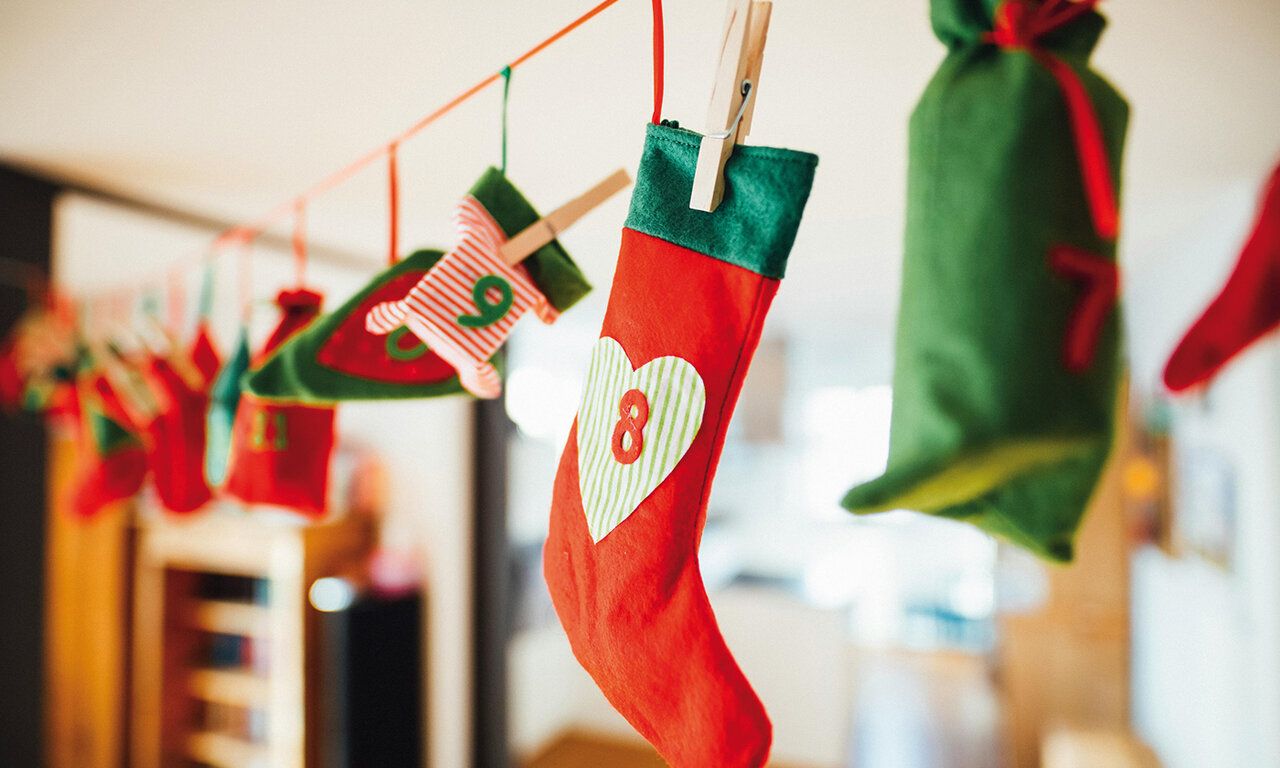 Adventskalender, verschiedene Säckchen mit Nummern hängenan einer Leine