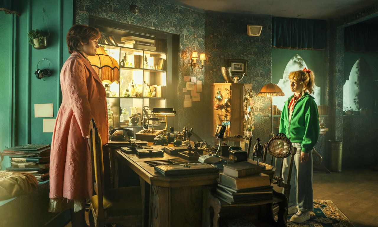 Szene aus dem Film Bibi Blocksberg Das große Hexentreffen, Bibi steht mit einer Frau in einem Arbeitszimmer, das altertümlich eingerichtet ist