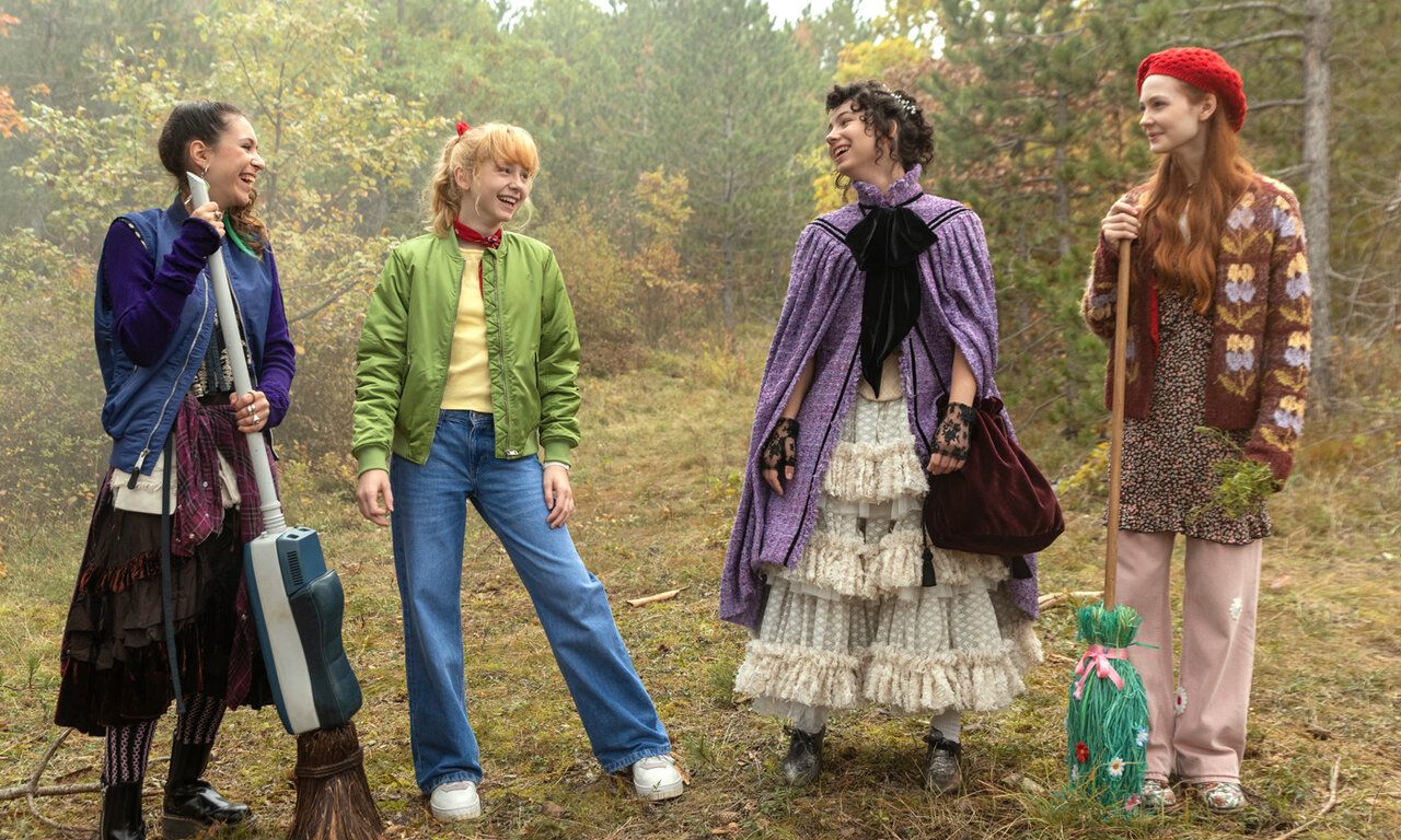 Szene aus dem Film Bibi Blocksberg – Die total verhexte Zeitreise, vier Hexen stehen im Wald zusammen und unterhalten sich