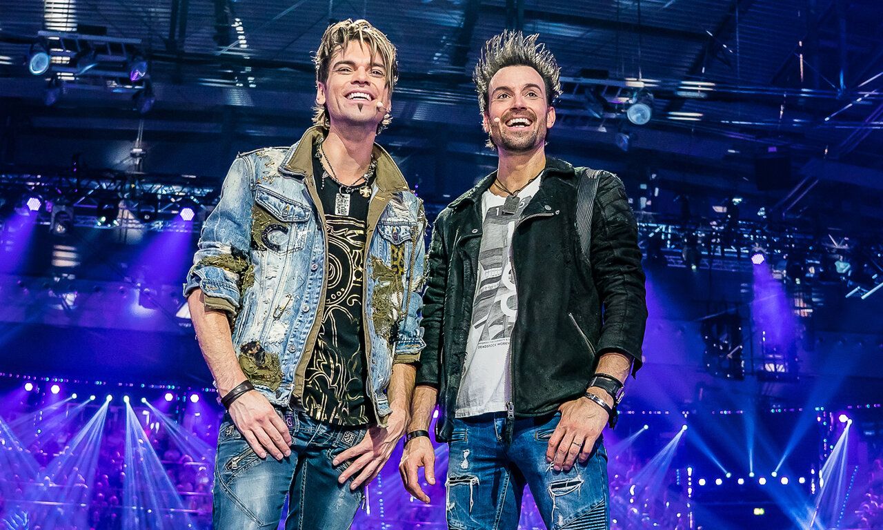 Ehrlich Brothers auf der Bühne, im Hintergrund Publikum und Lichttechnik