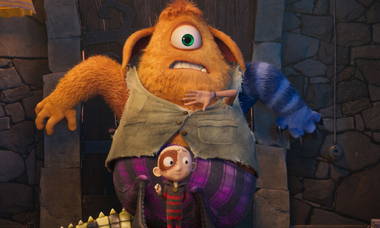 Szene aus dem Film Alles voller Monster, ein Monster fürchtet sich und stellt sich vor eine Tür und ein kleiner Junge steht vor dem Monster