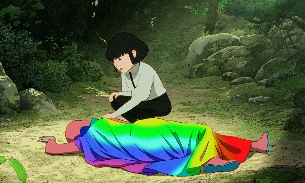 Szene aus dem Zeichentrickfilm Arco – Eine fantastische Reise durch die Zeiten, eine Peron mit Regenbogen-Umhang liegt auf dem Boden, ein Mädchen kümmert sich