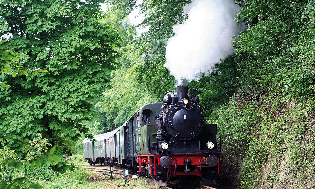 Die Hespertalbahn fährt durch die Landschaft