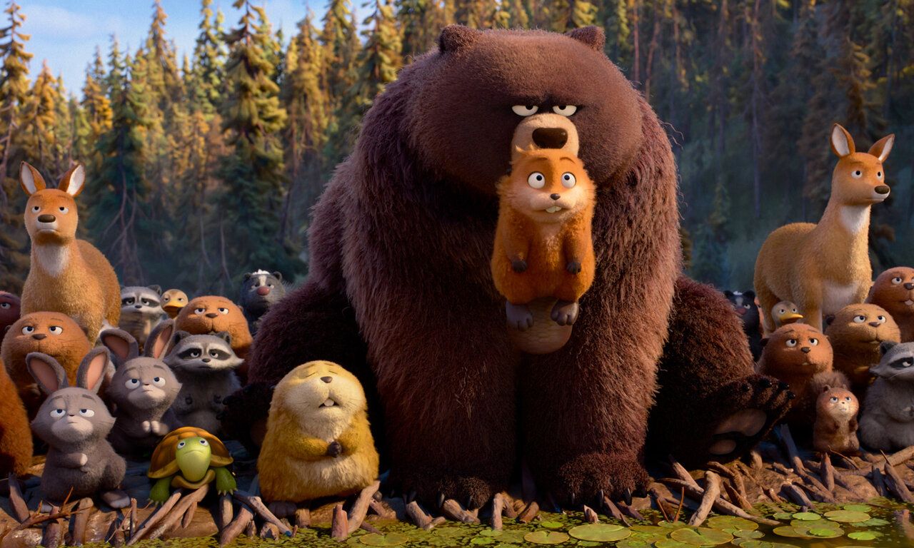 Szene aus dem Animationsfilm Hoppers, ein Bär und verschiedene Waldtiere stehen zusammen