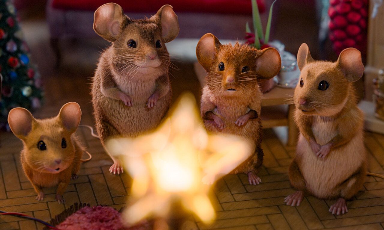 Szene aus dem Film Mission Mäusejagd Chaos untern Weihnachtsbaum, vier Mäuse gucken einen leuchtenden Deko-Stern an