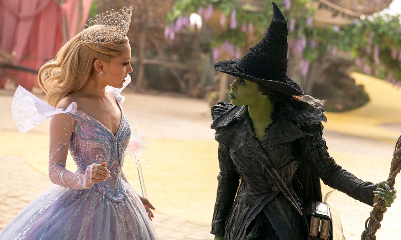 Szene aus dem Film Wicked 2, Eine Prinzessin und eine grüne Hexe reden miteinander