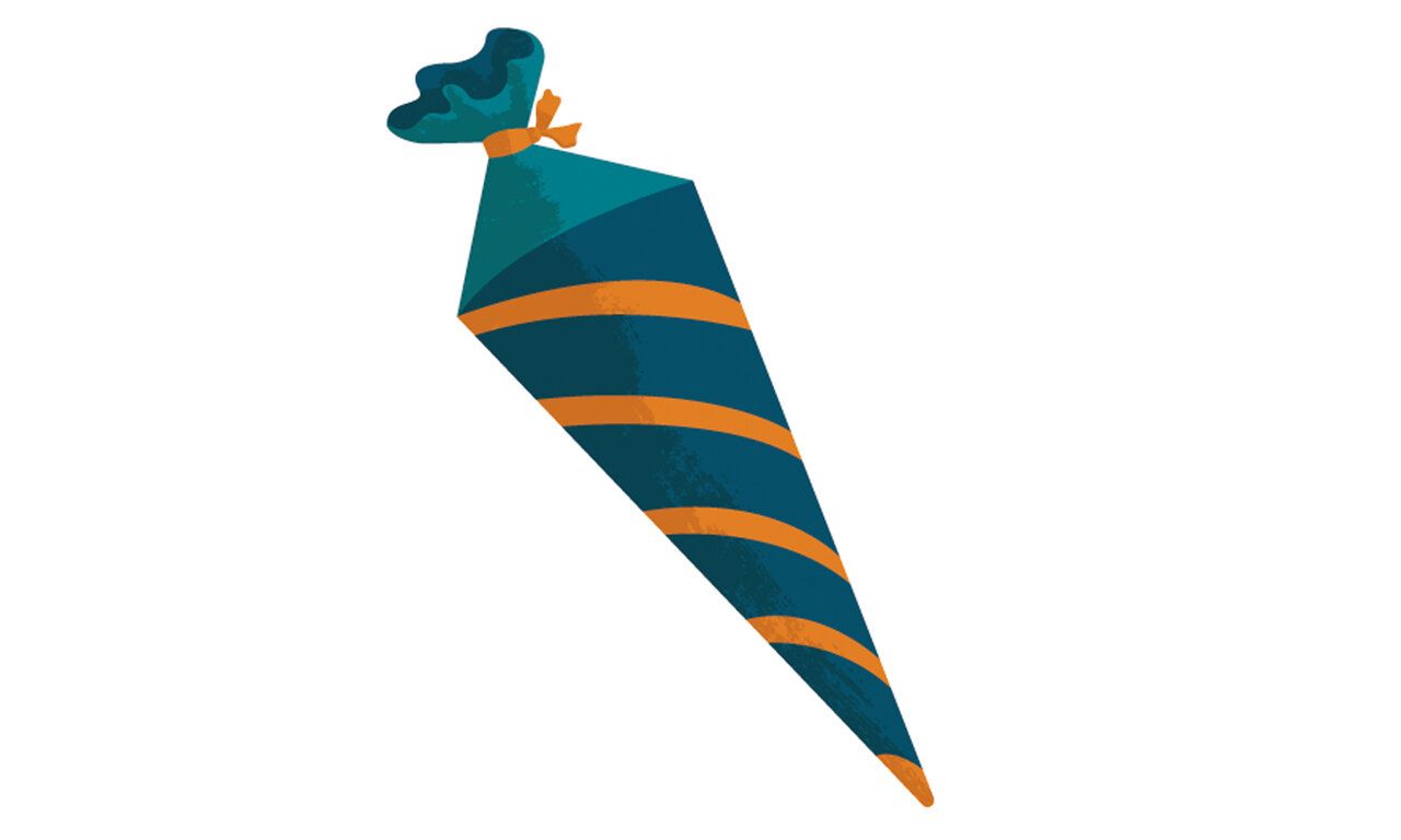 Blaue Schultüte mit orangen Streifen auf weiß