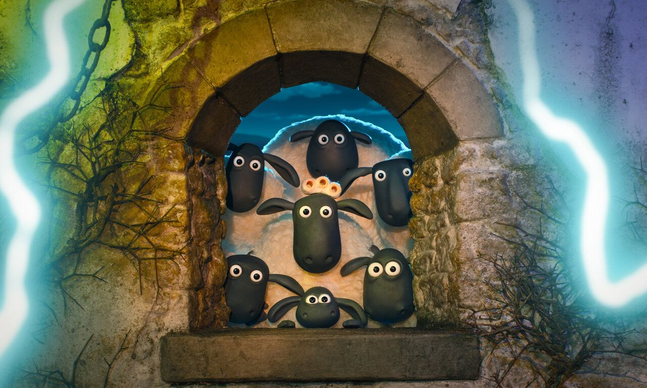 Szene aus dem Film Shaun das Schaf Spuk im Kürbisfeld, sieben Schafe gucken aus dem Fenster einer Burg heraus, umringt von Blitzen