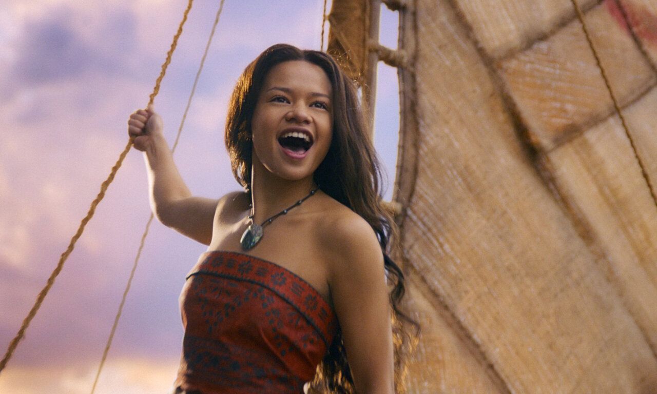 Szehe aus dem film Vaiana, eine junge Frau steht mit offenem Mund an einem Segel