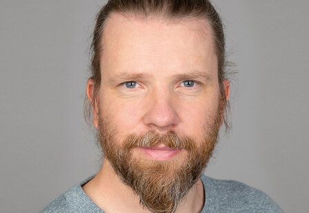 Porträt vom Waldpädagogen Frithjof Schnurbusch, Mann mit Bart, en face