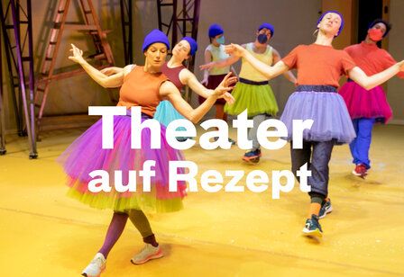 Schauspieler im Tutu tanzen, Schriftzug: Theater auf Rezept