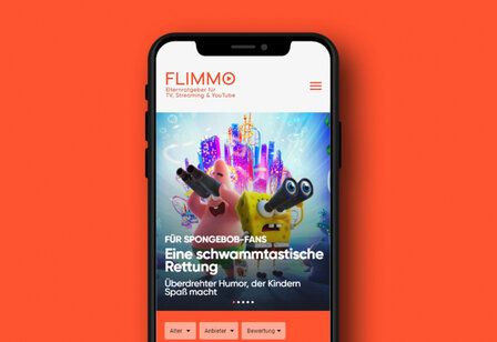 Smartphone, auf dem Bildschirm ist die Flimmo-App geöffnet, Hintergrund orange Fläche