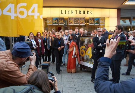 Filmstars vor dem Lichtburg-Kino, umringt von Fotografen