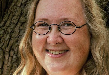 Familientherapeutin Anke Meissner vor einem Baum