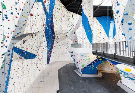 Blick auf eine Boulderwand