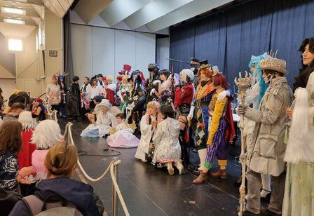 Teilnehmer:innen einer Cosplay Competition auf der Bühne