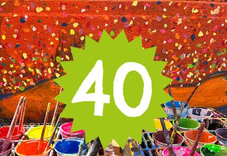 Die Zahl 40 ist vor einer bunten Konfetti.-Wand und Farbeimern platziert.