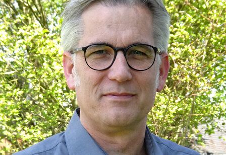 Dr. Hauke Duckwitz Facharzt für Kinder- und Jugendmedizin vor einem Baum