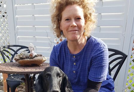 Frau mit Hund, Regine Küster, Porträt