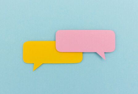 2 Sprechblasen gelb rosa Hintergrund blau 