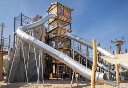 Abenteuer Alm, Spielplatz mit Holzhaus und Röhrenrutschen im Alpenpark Neuss