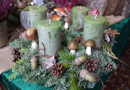 Adventskranz aus Tanne, mit Kerzen, Tannenzapfen und Dekopilzen