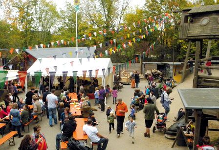 ASP Eller von oben fotografiert, viele Besucher:innen, Fähnchen hängen über dem Gelände, Spielgeräte und Pavillons sind aufgebaut