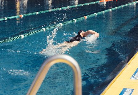 Schwimmbecken mit Schwimmer im Badehaus Benrath