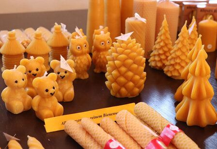 Bienenwachskerzen auf dem Nikolausmarkt Zons