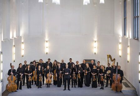 ein Orchester steht im Zeughaus in Neuss