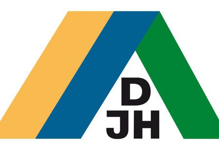 Das Logo des Deutschen Jugendherbergsverbands, ein Dach aus gelb, blau und grünen Rauten, darunter die Buchstaben DJH in schwarz