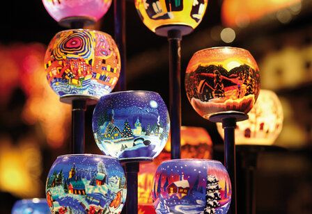Gläser mit Weihnachtsmotiven