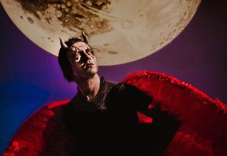 Szenenbild aus „Der Teufel mit den drei goldenen Haaren" des Jungen Schauspiels Düsseldorf.