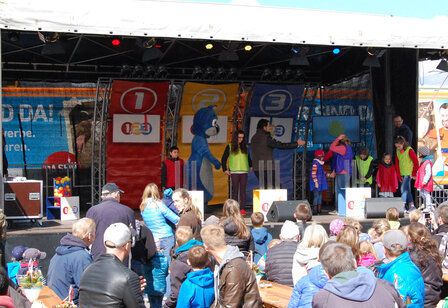 Kinder spielen Ratespiel auf der Bühne beim Familienfest von Awista und den Stadtwerken