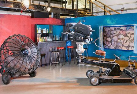 Innenansicht der Dauerausstellung im Düsseldorfer Filmmuseum, Windmaschine, Dolly, Kulisse einer Theke