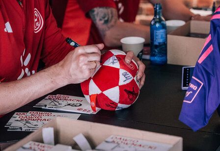 Detailaufnahme, Fortunaspieler signiert einen weichen Plüschball