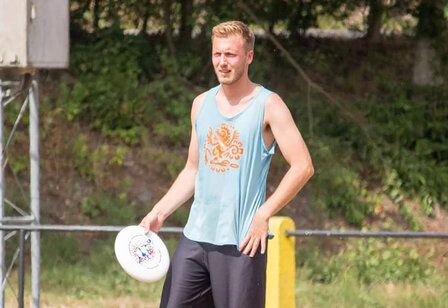Porträt von Gerritt Sasse mit Frisbeescheibe