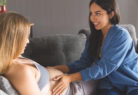 Hebamme fühlt Schwangeren den Bauch