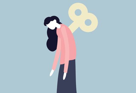 Illustration einer gebeugten Frau, die einen Aufziehschlüssel im Rücken hat