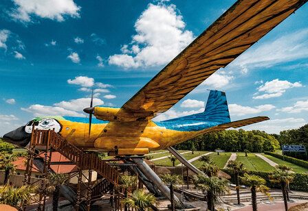 ein Flugzeug, das angemalt ist wie ein Papagei, steht in einem Park