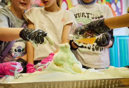 Kinder arbeiten mit Schaum