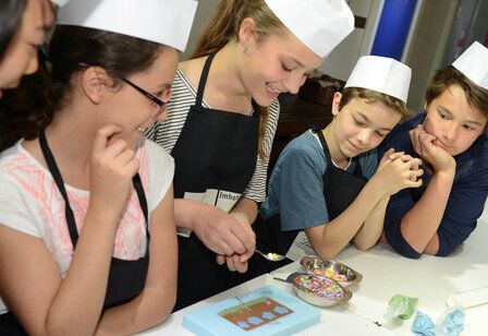 Kinder beim Schokoladenkurs im Schokoladenmuseum