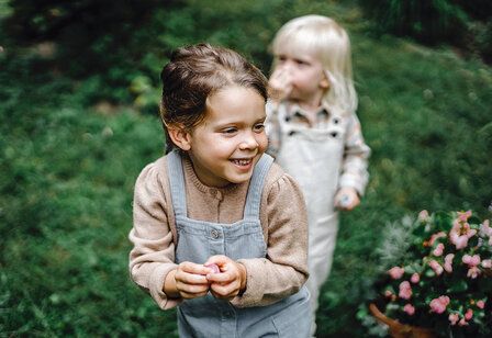 Zwei Kinder laufen durch die Natur