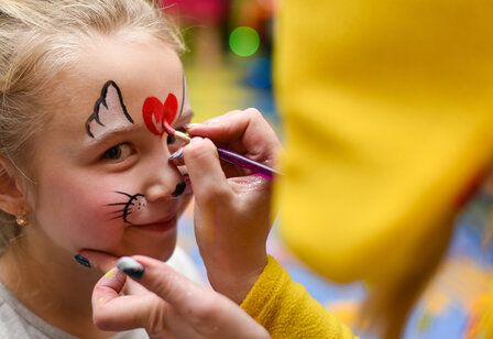 Mädchen wird von Frau geschminkt