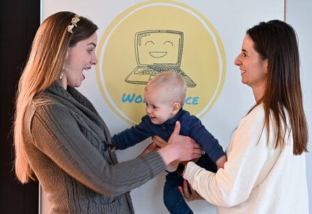 Kiwifalter zwei Frauen und ein Baby