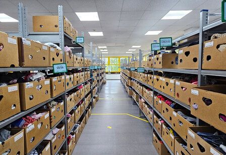 Gang mit Lagerregalen bei Loribox